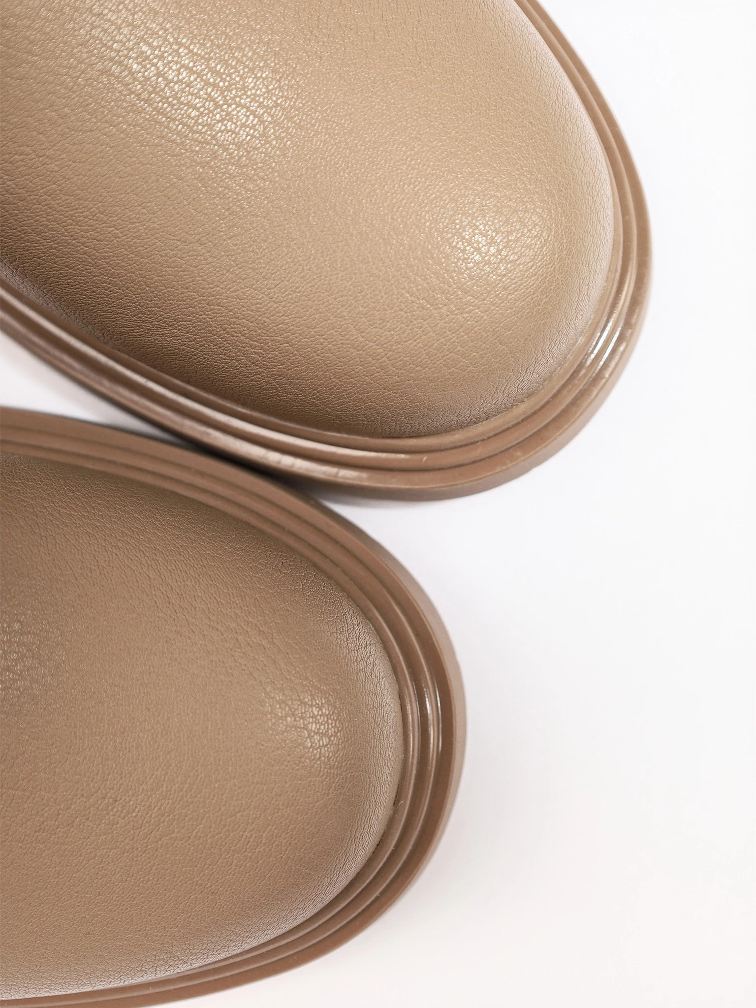 Ботинки-дерби бежевого цвета из натуральной кожи